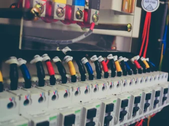 Instalação, e manutenção elétrica, padrão light, aumento de carga, reformas de QDL.